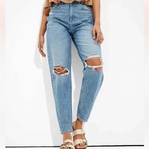 American Eagle Distressed Relaxed Mom Jeans – Size 10